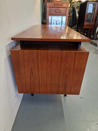 Bureau vintage de design danois. Vendu avec deux chaises. Placage acajou. Années 1960. Dimensions du bureau : Hauteur 76 cm ; longueur 142 cm ; largeur 61 cm. Acajou Design of 50-60’s Mid-20th century - photo 10 Bureau vintage de design danois. Vendu avec deux chaises. Placage acajou. Années 1960. Dimensions du bureau : Hauteur 76 cm ; longueur 142 cm ; largeur 61 cm. Acajou Design of 50-60’s Mid-20th century - photo 10