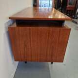 Bureau vintage de design danois. Vendu avec deux chaises. Placage acajou. Ann&eacute;es 1960. Dimensions du bureau&nbsp;: Hauteur 76&nbsp;cm&nbsp;; longueur 142&nbsp;cm&nbsp;; largeur 61&nbsp;cm. Acajou Design of 50-60’s Mid-20th century - photo 10