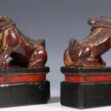 19th Century Pair of Chinese Guardian Lions in Red and Gold Lacquer Дерево 19th century г. - фото 5