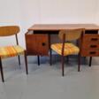 Bureau vintage de design danois. Vendu avec deux chaises. Placage acajou. Ann&eacute;es 1960. Dimensions du bureau&nbsp;: Hauteur 76&nbsp;cm&nbsp;; longueur 142&nbsp;cm&nbsp;; largeur 61&nbsp;cm. - Achat en un clic