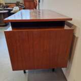 Bureau vintage de design danois. Vendu avec deux chaises. Placage acajou. Ann&eacute;es 1960. Dimensions du bureau&nbsp;: Hauteur 76&nbsp;cm&nbsp;; longueur 142&nbsp;cm&nbsp;; largeur 61&nbsp;cm. Mahagoni Design of 50-60’s Mid-20th century - Foto 2