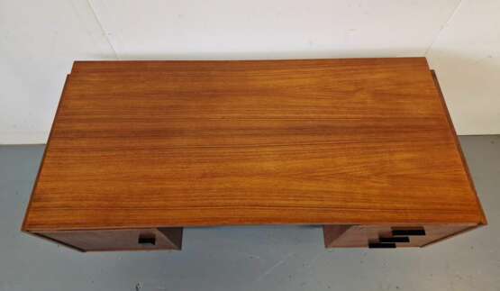 Bureau vintage de design danois. Vendu avec deux chaises. Placage acajou. Années 1960. Dimensions du bureau : Hauteur 76 cm ; longueur 142 cm ; largeur 61 cm. Mahagoni Design of 50-60’s Mid-20th century - Foto 5 Bureau vintage de design danois. Vendu avec deux chaises. Placage acajou. Années 1960. Dimensions du bureau : Hauteur 76 cm ; longueur 142 cm ; largeur 61 cm. Mahagoni Design of 50-60’s Mid-20th century - Foto 5