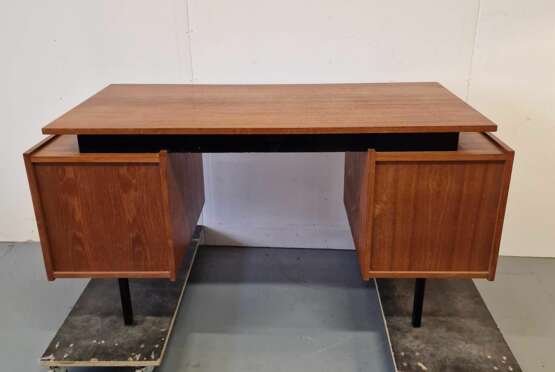 Bureau vintage de design danois. Vendu avec deux chaises. Placage acajou. Années 1960. Dimensions du bureau : Hauteur 76 cm ; longueur 142 cm ; largeur 61 cm. Mahagoni Design of 50-60’s Mid-20th century - Foto 7 Bureau vintage de design danois. Vendu avec deux chaises. Placage acajou. Années 1960. Dimensions du bureau : Hauteur 76 cm ; longueur 142 cm ; largeur 61 cm. Mahagoni Design of 50-60’s Mid-20th century - Foto 7