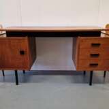 Bureau vintage de design danois. Vendu avec deux chaises. Placage acajou. Ann&eacute;es 1960. Dimensions du bureau&nbsp;: Hauteur 76&nbsp;cm&nbsp;; longueur 142&nbsp;cm&nbsp;; largeur 61&nbsp;cm. Mahagoni Design of 50-60’s Mid-20th century - Foto 9