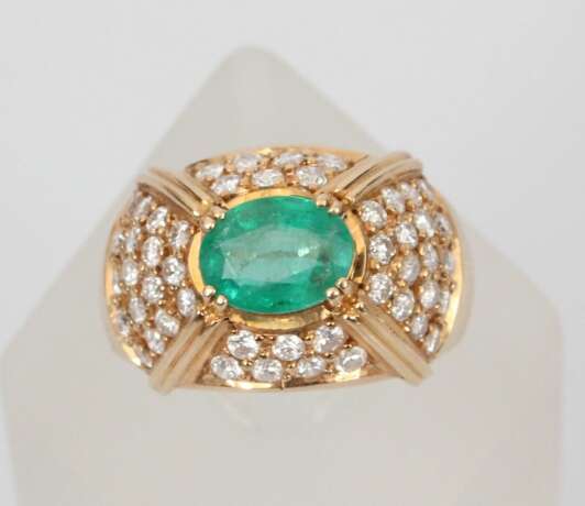 Yellow gold ring with 48 diamonds and 1 natural emerald Gold Other style 21th century - photo 6 Yellow gold ring with 48 diamonds and 1 natural emerald Gold Other style 21th century - photo 6