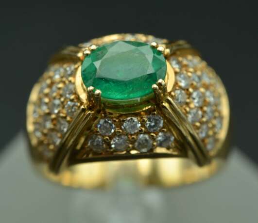 Yellow gold ring with 48 diamonds and 1 natural emerald Gold Other style 21th century - photo 10 Yellow gold ring with 48 diamonds and 1 natural emerald Gold Other style 21th century - photo 10