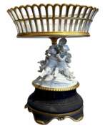 Aperçu. Paris Porcelain centerpiece with putti, 19th Century