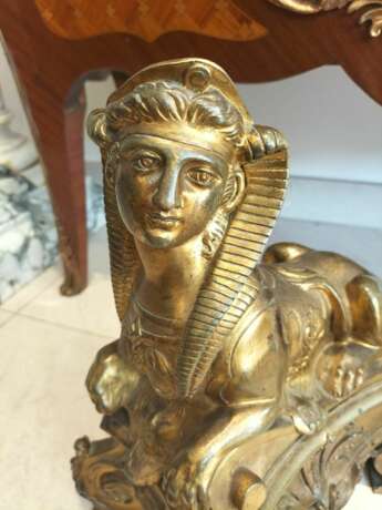 Pair of 19th Century Gilt Bronze Fire Dogs in the Ancient Egyptian Style Bronce 19th century - photo 2 Pair of 19th Century Gilt Bronze Fire Dogs in the Ancient Egyptian Style Bronce 19th century - photo 2
