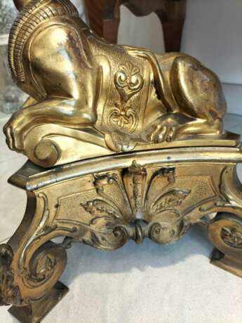 Pair of 19th Century Gilt Bronze Fire Dogs in the Ancient Egyptian Style Bronce 19th century - photo 4 Pair of 19th Century Gilt Bronze Fire Dogs in the Ancient Egyptian Style Bronce 19th century - photo 4