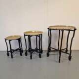 Ensemble de 3 tables de style oriental. Bois laiton. Chine. Ann&eacute;es 1950. Dimensions de la plus grande table&nbsp;: hauteur 58&nbsp;cm diam&egrave;tre 46&nbsp;cm. Laiton Oriental Art Mid-20th century - photo 3