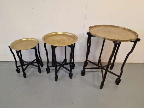 Ensemble de 3 tables de style oriental. Bois laiton. Chine. Années 1950. Dimensions de la plus grande table : hauteur 58 cm diamètre 46 cm. Laiton Oriental Art Mid-20th century - photo 5 Ensemble de 3 tables de style oriental. Bois laiton. Chine. Années 1950. Dimensions de la plus grande table : hauteur 58 cm diamètre 46 cm. Laiton Oriental Art Mid-20th century - photo 5
