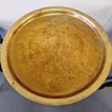 Ensemble de 3 tables de style oriental. Bois laiton. Chine. Ann&eacute;es 1950. Dimensions de la plus grande table&nbsp;: hauteur 58&nbsp;cm diam&egrave;tre 46&nbsp;cm. Laiton Oriental Art Mid-20th century - photo 6