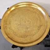 Ensemble de 3 tables de style oriental. Bois laiton. Chine. Ann&eacute;es 1950. Dimensions de la plus grande table&nbsp;: hauteur 58&nbsp;cm diam&egrave;tre 46&nbsp;cm. Laiton Oriental Art Mid-20th century - photo 7