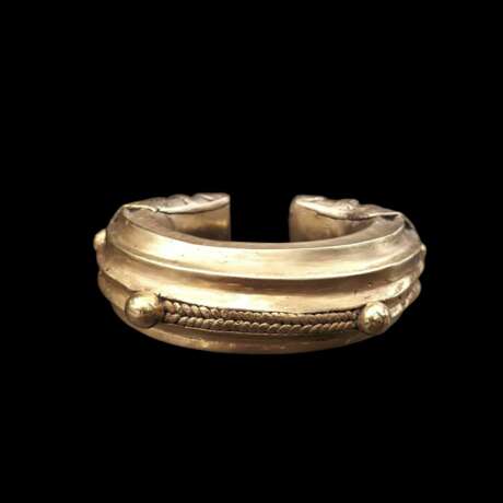 Nigerian 19th Century Gold and bronze trade currency Bracelet Бронза Other style 19th century г. - фото 11 Nigerian 19th Century Gold and bronze trade currency Bracelet Бронза Other style 19th century г. - фото 11