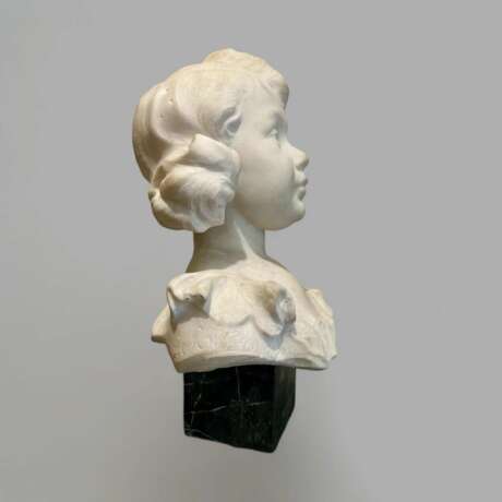 Late 19th-Century Carrara Marble Bust of a Young Girl - Foto 2