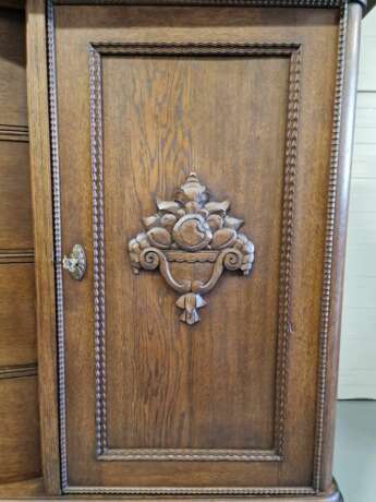 Большой и элегантный буфет Oak Eclecticism Early 20th century г. - фото 10 Большой и элегантный буфет Oak Eclecticism Early 20th century г. - фото 10