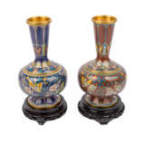Paar feine Cloisonné Vasen. CHINA, 20. Jahrhundert. - Foto 1