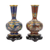 Paar feine Cloisonné Vasen. CHINA, 20. Jahrhundert. - Foto 2