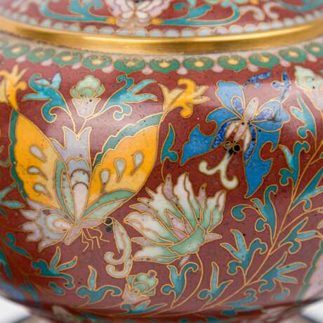Paar feine Cloisonné Vasen. CHINA, 20. Jahrhundert. - Foto 6