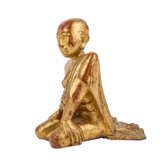 Skulptur eines Mönches aus Holz. BURMA, wohl um 1800. - Foto 2