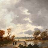 Demmin, Erich (1911Ivenack, Mecklenburg-1997 Berlin) "Weite Landschaft mit Stadtsilhouette und Personen", Öl/ Hartfaser, sign. u.l., 40,5x50 cm, Rahmen (Landschafts- und Marinemaler, 1931-1938 Studium an der Ho… - photo 1