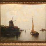 Grobe, Germann (1857 Hanau/Main-1938 Düsseldorf) "Mühle am Rande der Stadt mit Hafen und Segelboot", Öl/ Lw., sign. u.r., 87,5x108 cm, Rahmen - фото 1
