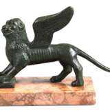 Bronze-Figur "Löwe des San Marco", bez. "C.E Mevs", grün patiniert, auf rechteckigem Sockel, L. 22,5 cm, H. 11,5 cm - Foto 1