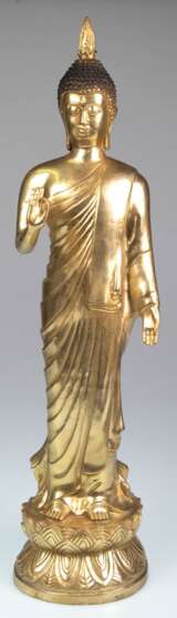 Bronze-Figur "Buddha in Weihhaltung auf doppeltem Lotusthron stehend" vergoldet, Mitte 20. Jh., rücks. sign., H. 67,5 cm - Foto 1