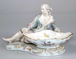Figur "Kavalier an Schale sitzend", in der Art von Meissen, wohl Gebr. Voigt Porz.-Manufaktur Sitzendorf um 1900, polychrom bemalt mit Goldstaffage (etwas berieben), gekreuzte blaue Linien, Knie min. best., H. …