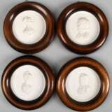 4 Meissen- Medaillons "Bedeutende Persönlichkeiten", Biskuitporzellan, dabei Prinzessin Charlotte v. Preussen, Prinzessin Friederike v. Preussen, G. v. Scharnhorst und Graf N. v. Gneisenau, Dm. 10 cm, im Holzra… - фото 1