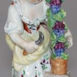 Figur "Gärtnerin mit Sichel", Sitzendorfer Porzellanmanufaktur, 20. Jh., polychrom bemalt, H. 10,5 cm - Foto 1
