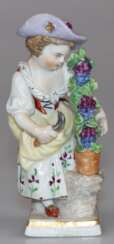 Figur "Gärtnerin mit Sichel", Sitzendorfer Porzellanmanufaktur, 20. Jh., polychrom bemalt, H. 10,5 cm