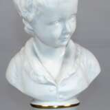 "Mädchen-Büste", Unterweißbach, 2. Hälfte 20. Jh., Biskuitporzellan, runder Sockel weiß glasiert mit Goldrändern, H. 19,5 cm - Foto 1