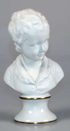 "Mädchen-Büste", Unterweißbach, 2. Hälfte 20. Jh., Biskuitporzellan, runder Sockel weiß glasiert mit Goldrändern, H. 19,5 cm - Foto 1 "Mädchen-Büste", Unterweißbach, 2. Hälfte 20. Jh., Biskuitporzellan, runder Sockel weiß glasiert mit Goldrändern, H. 19,5 cm - Foto 1