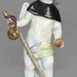 Meissen-Figur "Putto als Pilger", polychrom bemalt mit Goldstaffage, blaue Schwertermarke, 1. Wahl, H. 10,3 cm - Foto 1