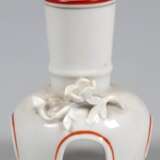 Meissen-Leuchter, 1-kerzig, mit korallenrotem Rand, mit plastischen Blüten besetzt, 1. Wahl, H. 7 cm - Foto 1