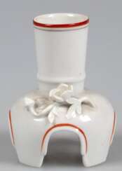 Meissen-Leuchter, 1-kerzig, mit korallenrotem Rand, mit plastischen Blüten besetzt, 1. Wahl, H. 7 cm