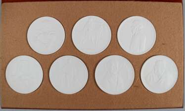 7 Meissen-Medaillen "Köpfe der Küste", von Jo Jastram, weißes Schaumporzellan, Herausgeber: Rat des Bezirkes Rostock, Dm. je 8 cm, im Originaletui