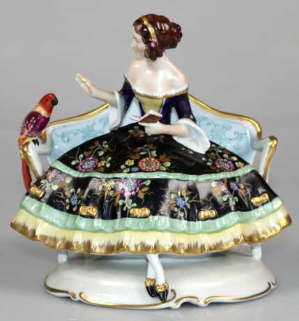 Porzellan-Figur "Dame mit Papagei auf Sofa sitzend", in der Art vom Meissen, Heinz Schaubach u. VEB Porzellanfabrik Unterweißbach 1940-1962, Press-Nr. 8341, polychrom bemalt mit Goldstaffage, H. 18,5 cm - Foto 1 Porzellan-Figur "Dame mit Papagei auf Sofa sitzend", in der Art vom Meissen, Heinz Schaubach u. VEB Porzellanfabrik Unterweißbach 1940-1962, Press-Nr. 8341, polychrom bemalt mit Goldstaffage, H. 18,5 cm - Foto 1