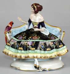 Porzellan-Figur "Dame mit Papagei auf Sofa sitzend", in der Art vom Meissen, Heinz Schaubach u. VEB Porzellanfabrik Unterweißbach 1940-1962, Press-Nr. 8341, polychrom bemalt mit Goldstaffage, H. 18,5 cm