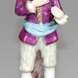 Meissen-Figur "Eleganter Herr", 18. Jh., polychrom bemalt mit Goldstaffage, blaue Schwertermarke mit Marcolinistern und 2 Punkten darunter, Inhalt der Hand fehlt (wohl Blumen), H. 14 cm - photo 1