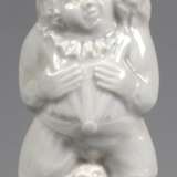 Meissen-Figur "Hofnarr Frölich mit Affe und Eule", weiß, blaue Schwertermarke, 1. Wahl, H. 11,5 cm - фото 1