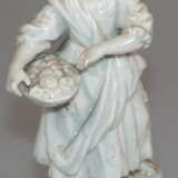 Figur "Frau mit Blumenkorb" weiß, Aelteste Volkstedter Porzellanfabrik, 2. Hälfte 20. Jh., Gebrauchspuren, H. 40 cm - photo 1