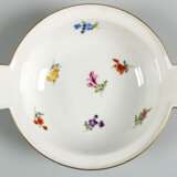 Meissen-Jubiläumsschälchen, rund mit 2 Handhaben, 1710-1960, Streublume mit Goldrand, Schwertermarke mit 2 Schleifstrichen, H. 3,5 cm, L. 15,5 cm - Foto 1