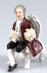 Figur "Eleganter Herr auf Sessel sitzend", wohl Thüringen, polychrom bemalt, Rüschen best., H. 7 cm