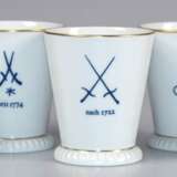 5 Meissen-Jahresbecher, mit Meissen-Zeichen der verschiedenen Epochen, Aquatinta und Goldränder, 1998 - 2002, H. 8,5 cm - photo 1