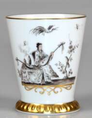 Meissen-Jubiläumsbecher anläßl. des 300. Geburtstages J. G. Höroldts, limit. Sonderedition 1996, konischer Becher auf reliefiertem Standfuß, feine Chinoiserie-Malerei und Goldstaffage, 1. Wahl, H. 8,2 cm