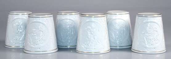 6 kleine Lithophanie-Lampenschirme, wohl Thüringen 20. Jh., weiß glasiert mit Goldrändern, rundes Medaillon mit figürlicher Darstellung und vollflächig mit geometrischem Dekor, konische Form, H. 10 cm, Dm. 9 cm - photo 1 6 kleine Lithophanie-Lampenschirme, wohl Thüringen 20. Jh., weiß glasiert mit Goldrändern, rundes Medaillon mit figürlicher Darstellung und vollflächig mit geometrischem Dekor, konische Form, H. 10 cm, Dm. 9 cm - photo 1