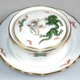 Meissen-Butterdose auf festem Unterteller, rund, 20. Jh., Mingdrache grün mit Goldrändern, Schwertermarke mit 4 Schleifstrichen, Ges.-Dm. 17 cm - photo 1