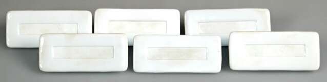 6 Meissen-Platzkartenständer, rechteckig, Pfeifferzeit 1924-1934, weiß, mittig unglasiertes Feld, Schwertermarke mit 2 Schleifstrichen, 4,2x9,7 cm - Foto 1